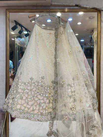 Fantástica lehenga blanca hecha a mano