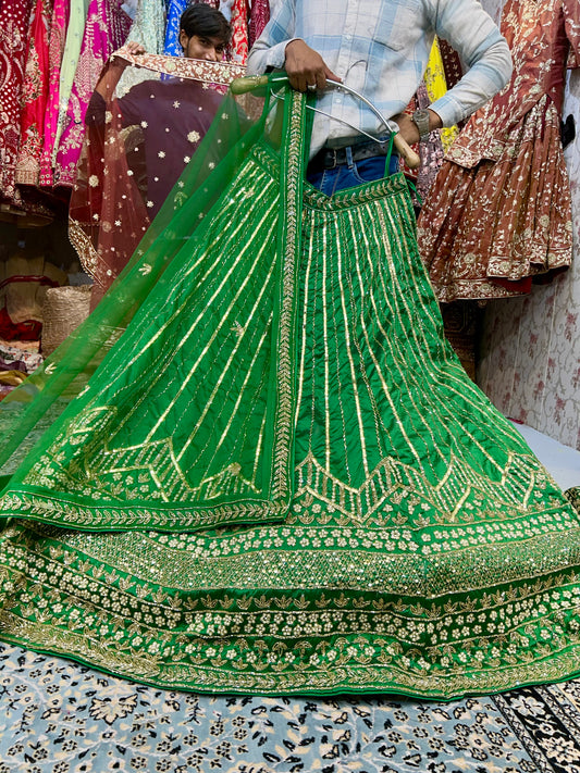 Fabulosa lehenga hecha a mano con secuencia verde