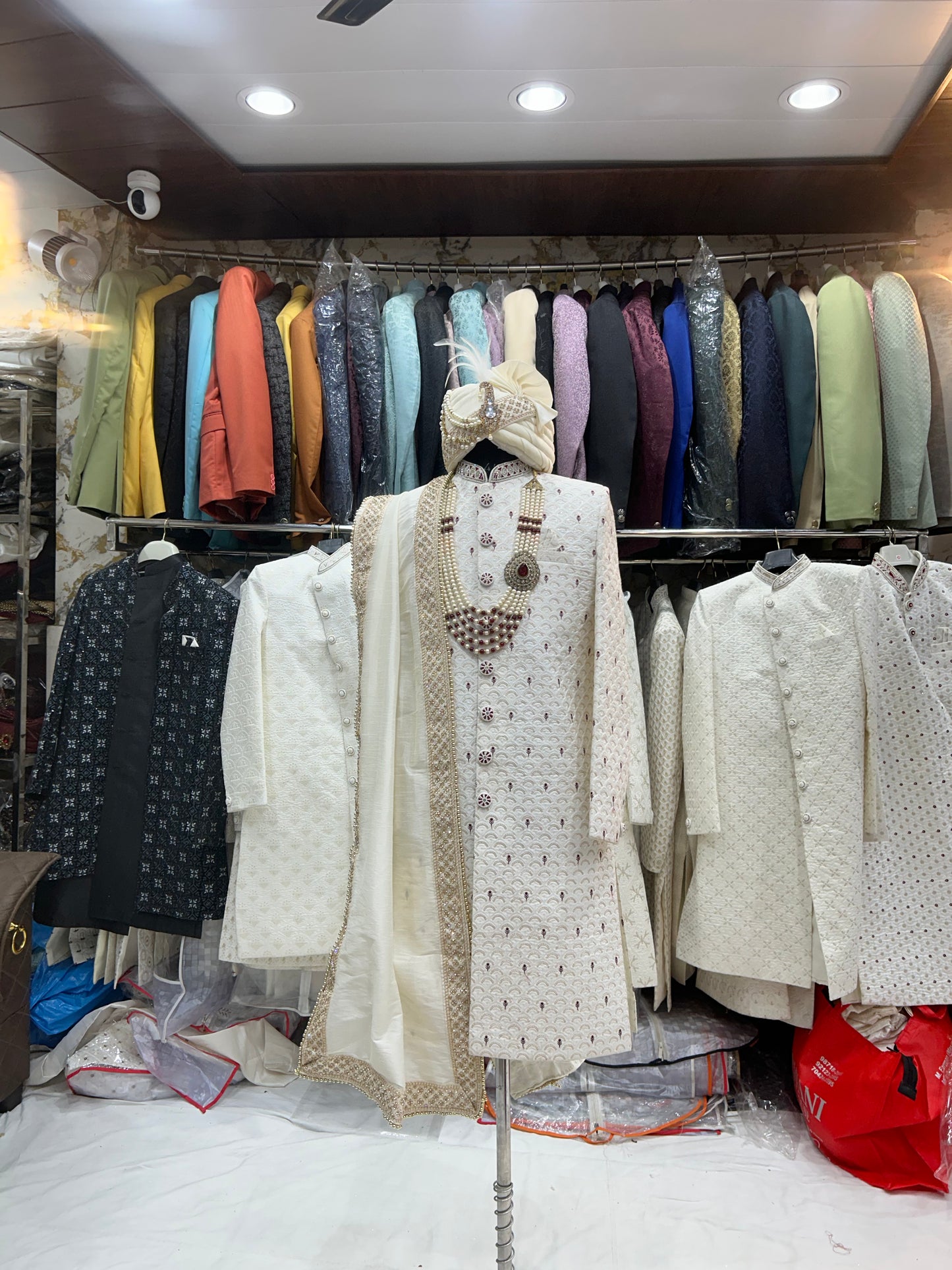 Impresionante sherwani blanco granate