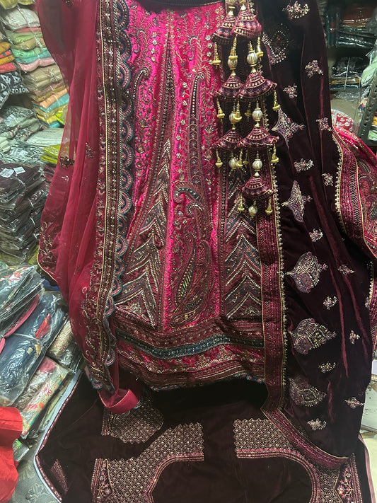 Impresionante Rajwada Granate Rosa Lehenga