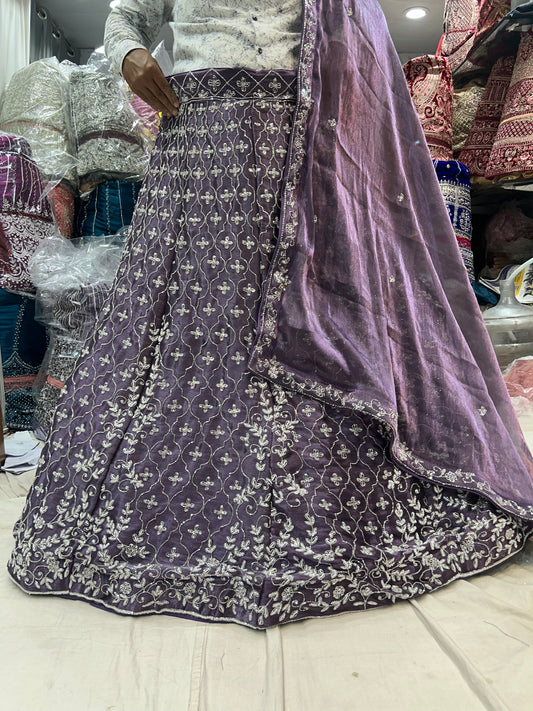 Impresionante lehenga morada