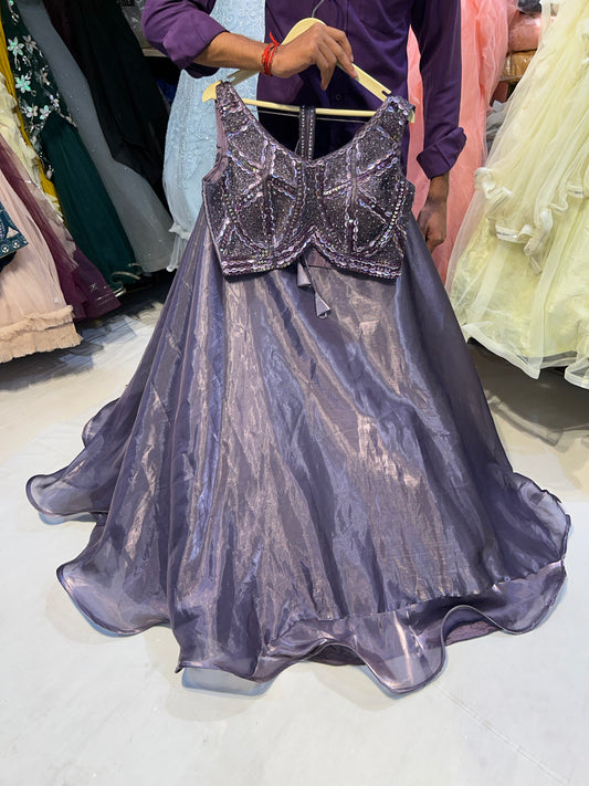 Impresionante top corto tipo lehenga de color lila y morado