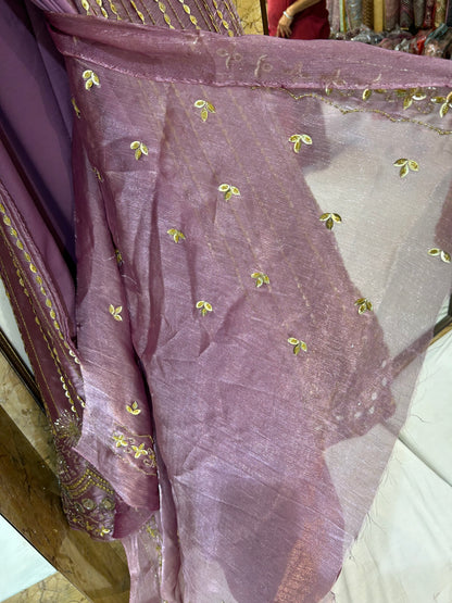 Lehenga con espejo de Saturno y cebolla rosa