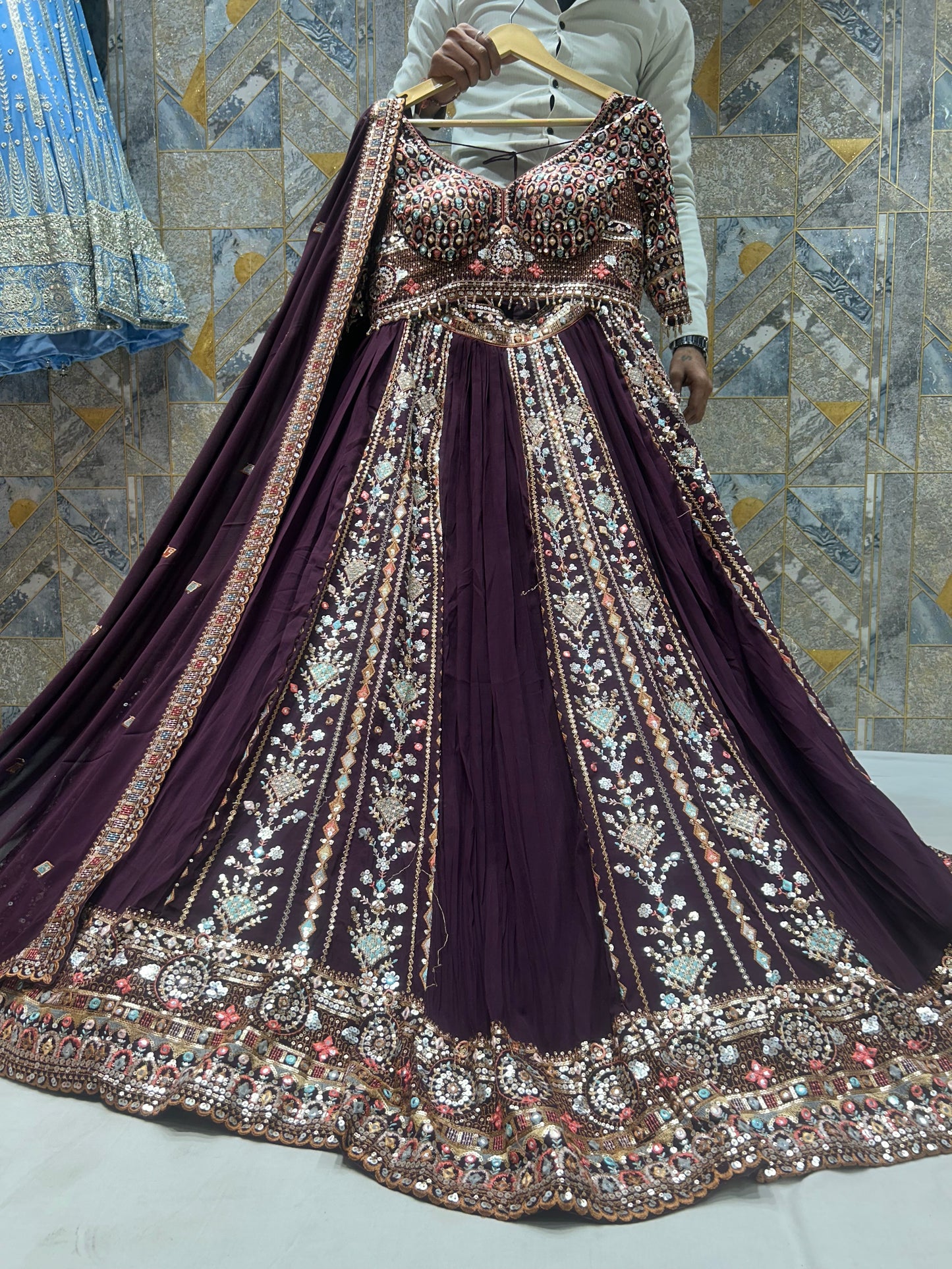 Bonita lehenga con top corto morado