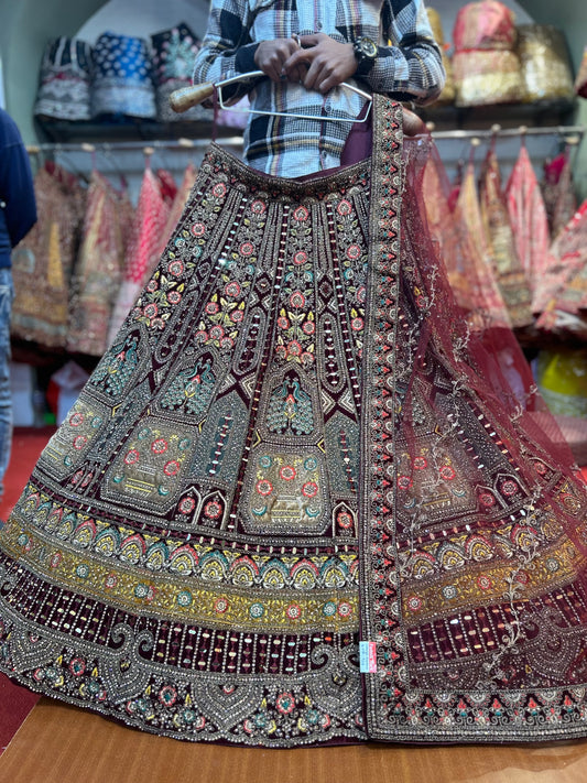 Encantadora lehenga nupcial color granate