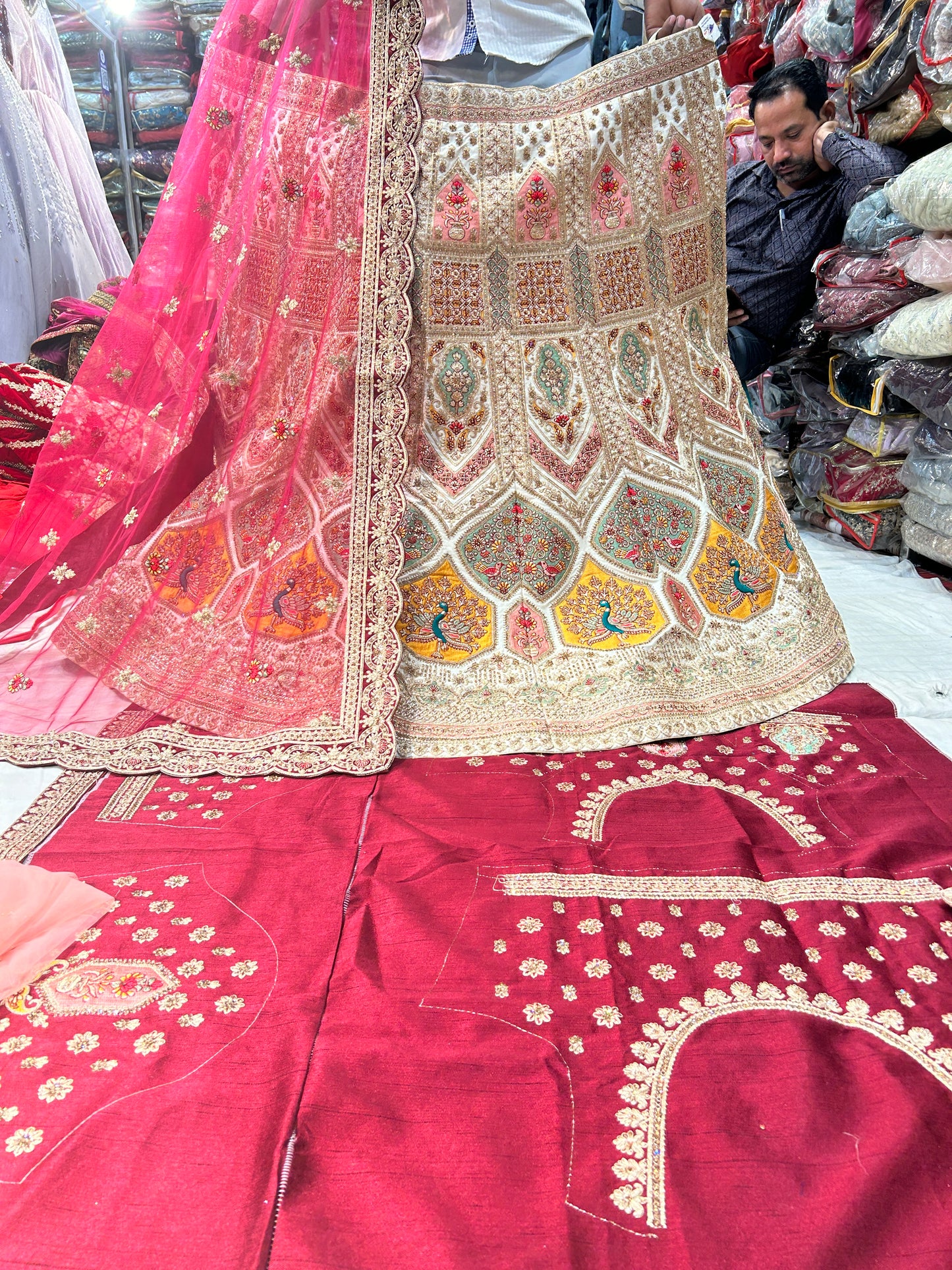 Lehenga nupcial roja con diseño de pavo real