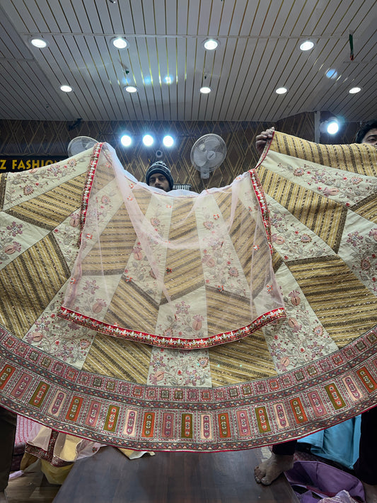 Preciosa lehenga blanca dorada