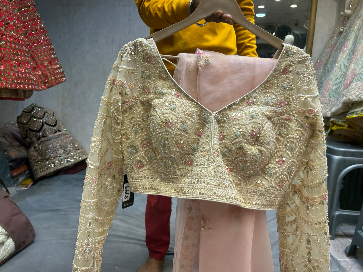 Hermosa lehenga de color blanco roto y rosa bebé