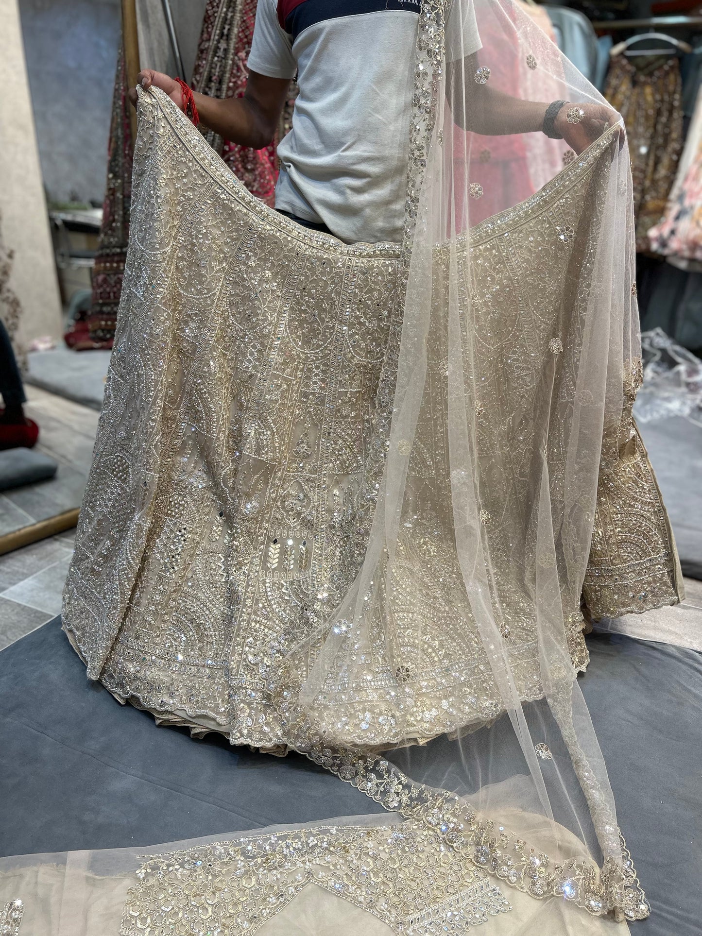 Lehenga llamativa con espejo dorado y blanco roto