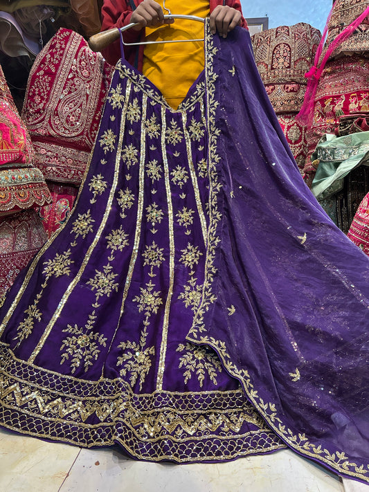 Agradable lehenga morada