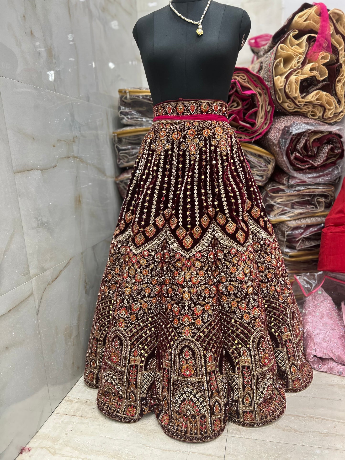 Preciosa lehenga nupcial de bola jhumka granate