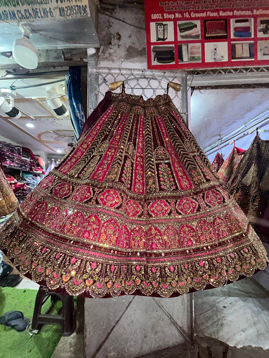 Famosa y deslumbrante lehenga rosa granate