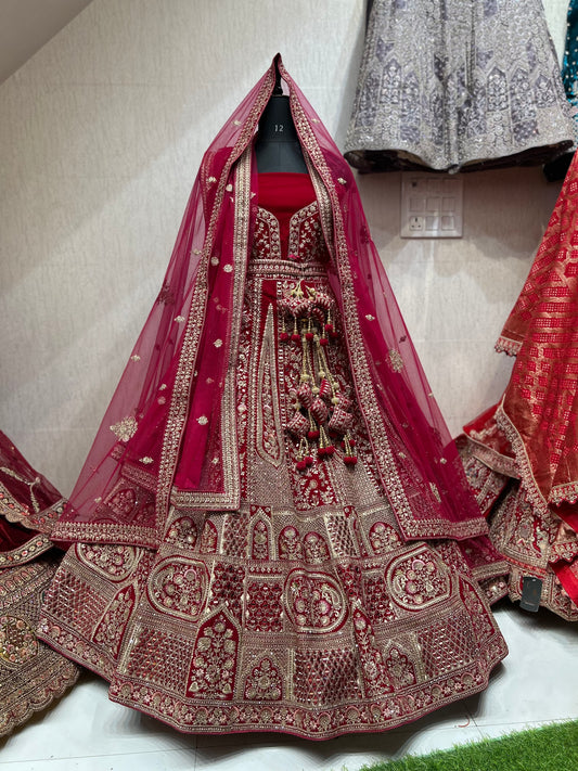 Lehenga nupcial decente de color granate con doble duptta