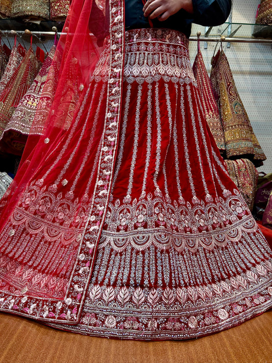 Lehenga nupcial roja llamativa