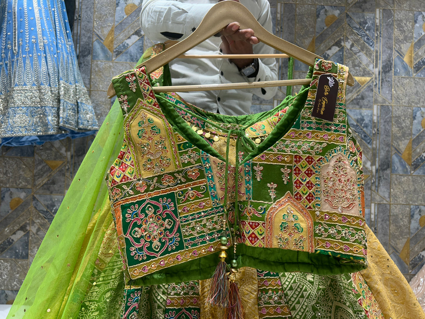 Encantador top corto tipo lehenga de mehendi haldi de color verde amarillo