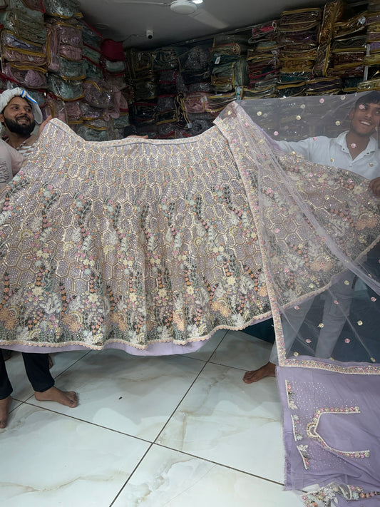 Impresionante lehenga de pavo real de color violeta claro