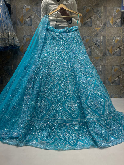 Hermoso top corto tipo lehenga de color azul cielo