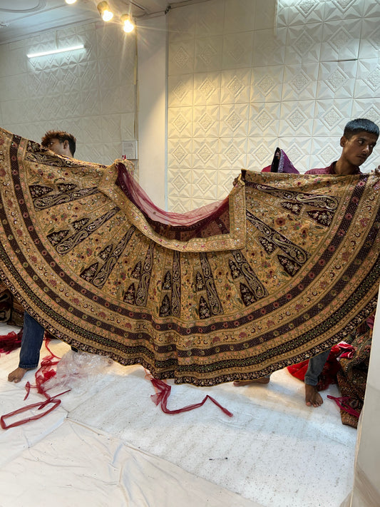 Lehenga de mostaza pavo real hecha a mano