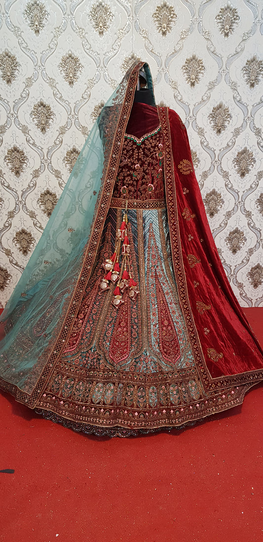 Impresionante lehenga de novia color granate con doble dupatta