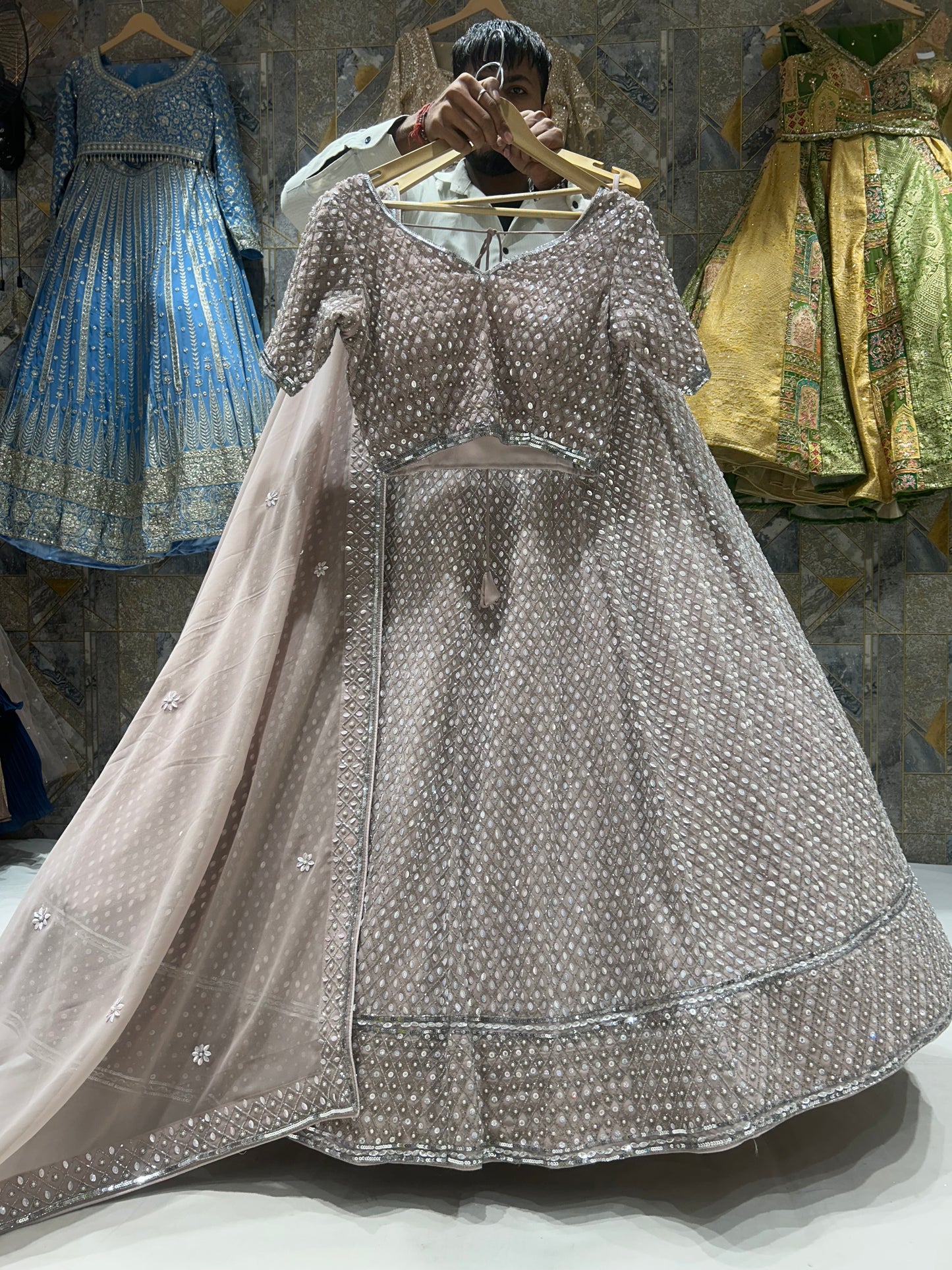 Majestuoso top corto gris lehenga