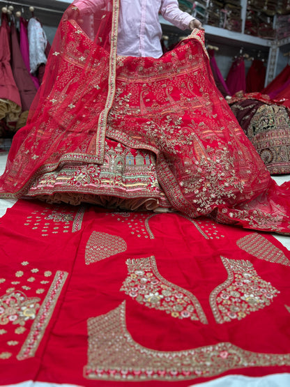 Lehenga nupcial de color rojo pavo real