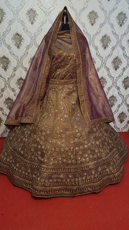 Lehenga dorada y glamurosa de color beige