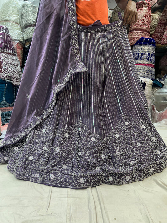 Lehenga morada intensa