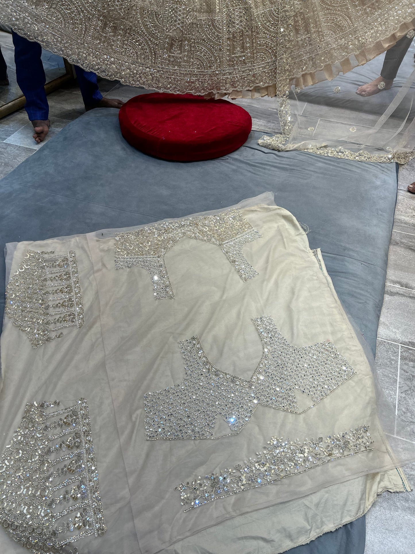 Lehenga llamativa con espejo dorado y blanco roto