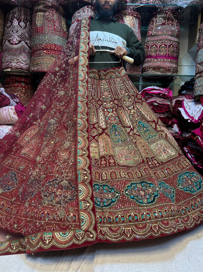 Lehenga llamativa color pavo real color granate