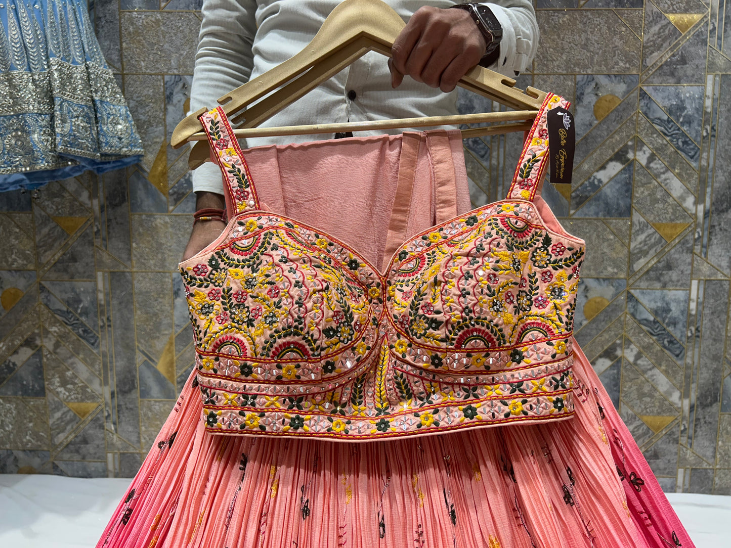 Lehenga con top corto de color rosa oscuro llamativo