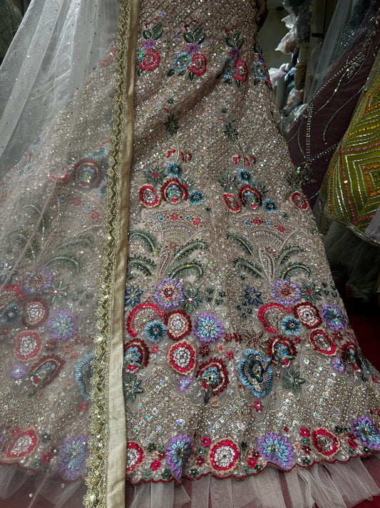 Lehenga floral de color melocotón