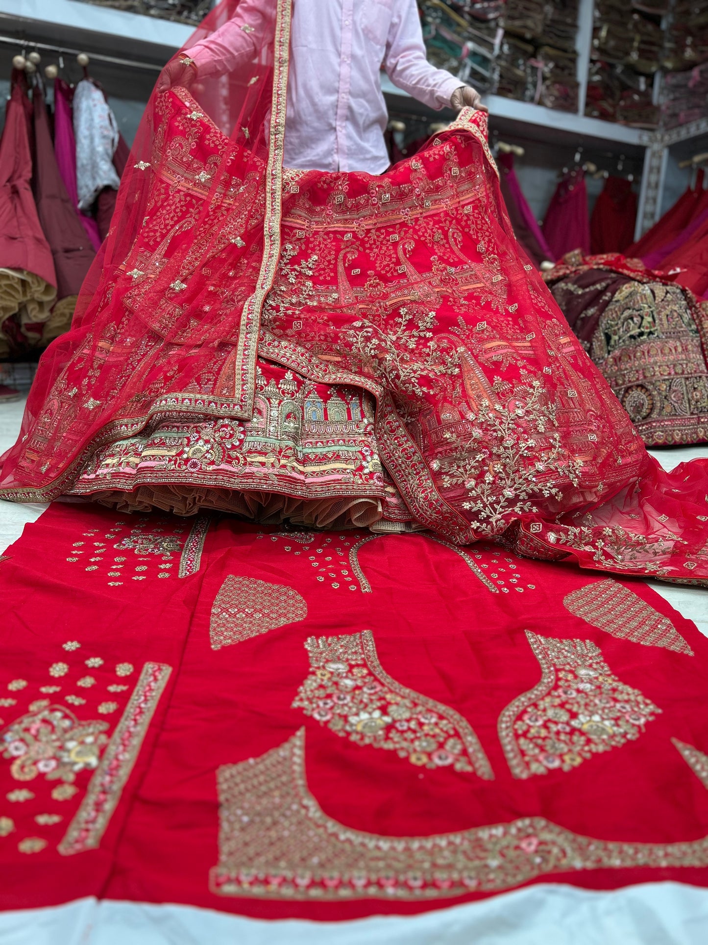 Lehenga nupcial de color rojo pavo real