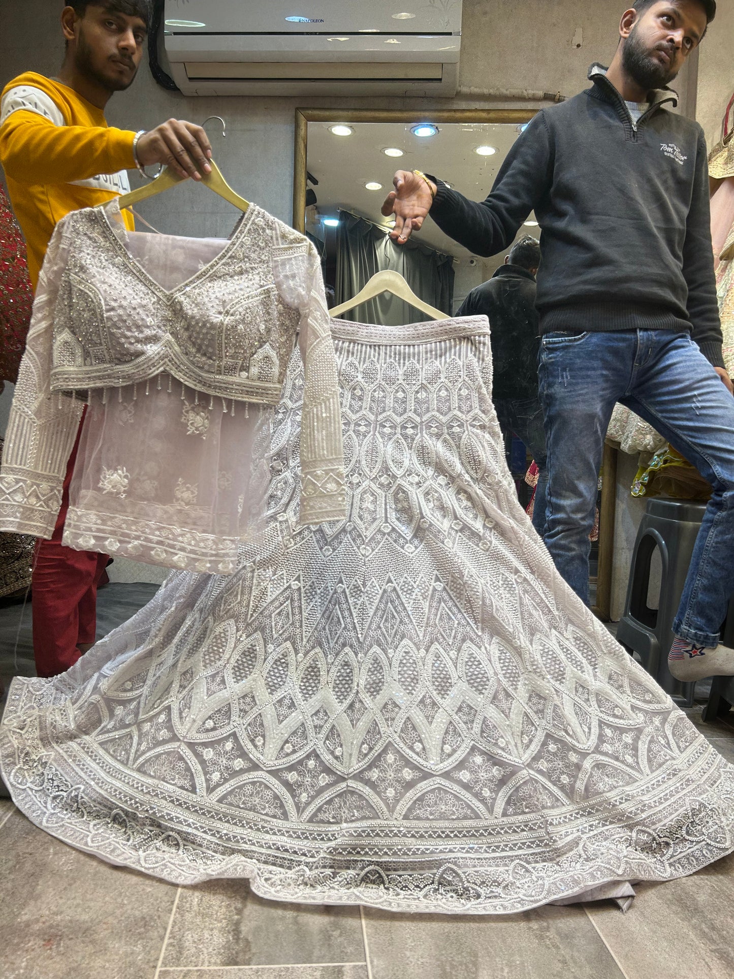 Majestuosa lehenga con top corto blanco