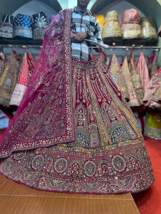 Algo diferente: Lehenga nupcial pesada de color rosa