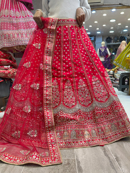 Preciosa lehenga de novia roja