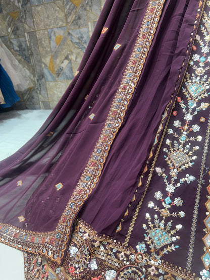 Bonita lehenga con top corto morado