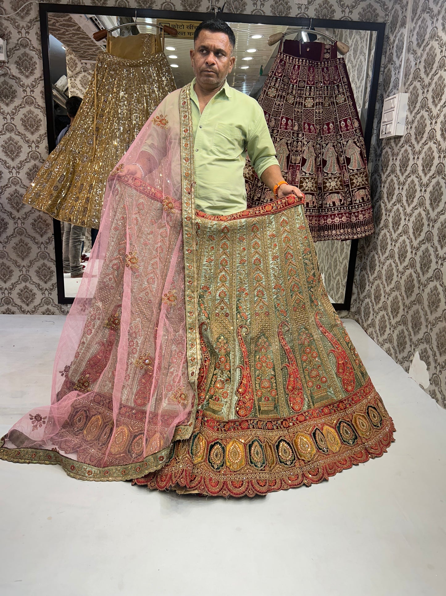 Lehenga nupcial color mostaza pavo real