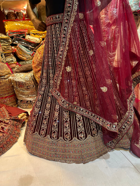 Lehenga de lujo color granate