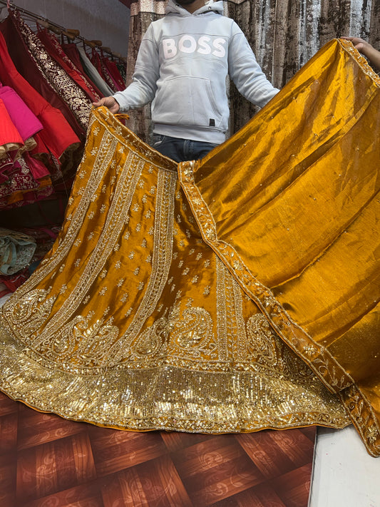 Lehenga tremenda hecha a mano en mostaza dorada