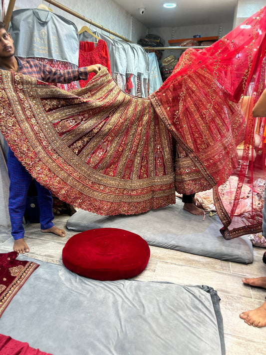 Increíble lehenga nupcial color granate