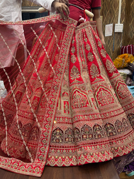 Hermosa lehenga nupcial con bola roja