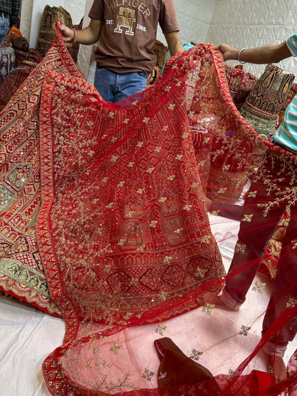 Elegante lehenga nupcial en color rojo y rosa