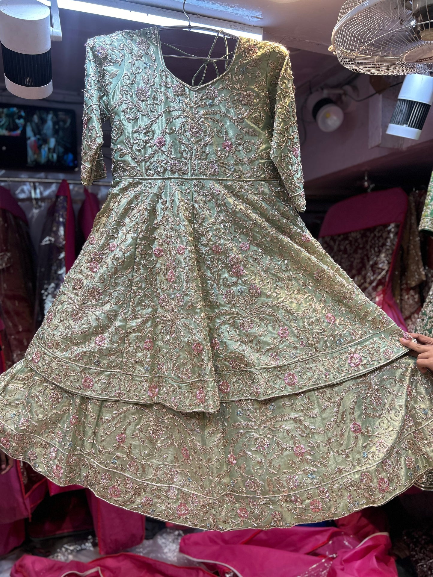 Impresionante vestido peplum Zardozi Dabka hecho a mano con mangas largas en color verde pista