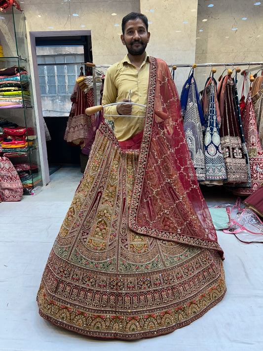 Lehenga roja majestuosa de Delhi