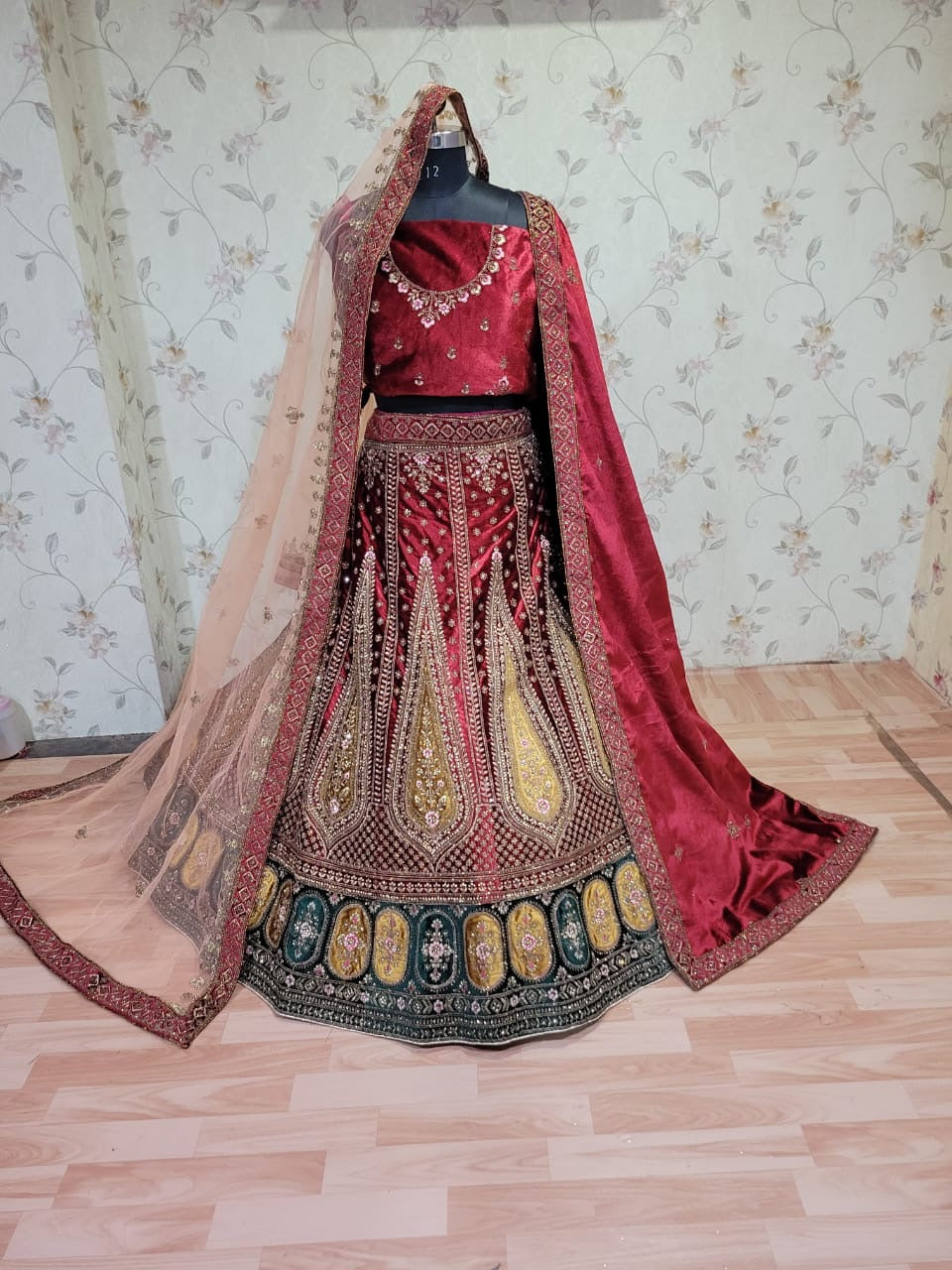 Impresionante lehenga de novia color granate con doble capa