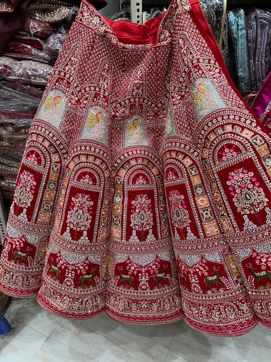 Concepto de lehenga con figura de bola roja de Rajwada ❤️