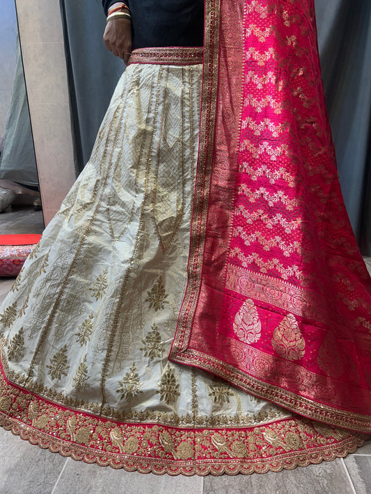 Deliciosa lehenga blanca dorada