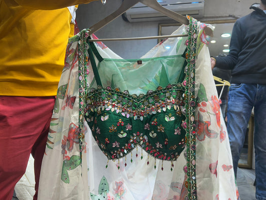 Lehenga blanca y verde llamativa