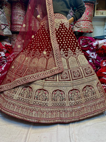 Increíble lehenga nupcial color granate