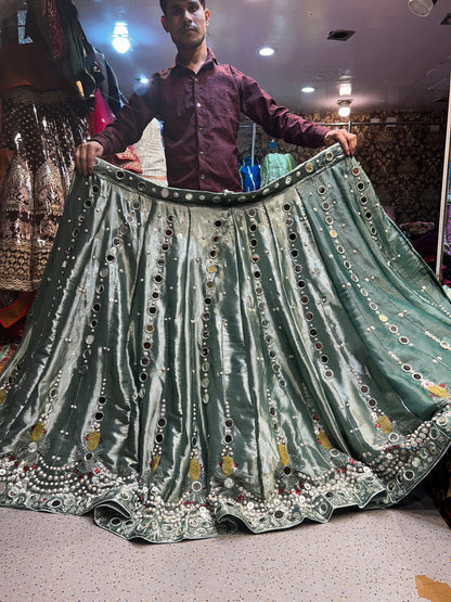 PDP Tejido de seda bordada a mano en color verde azulado Mehendi Lehenga